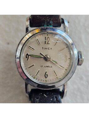 Vintage Timex 17J Mechanical Watch Cracked Crystal Working Needs Service